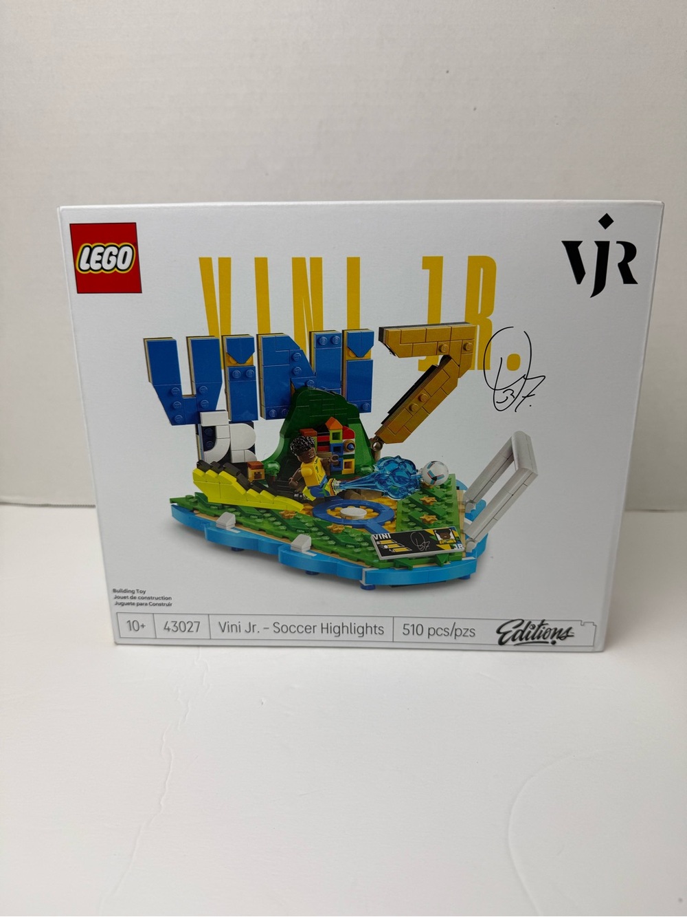 Lego Vini Jr. Soccer Highlights Display - Blue Green Yellow